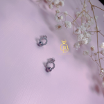 Hoa tai tròn viên trai màu lông công cao cấp